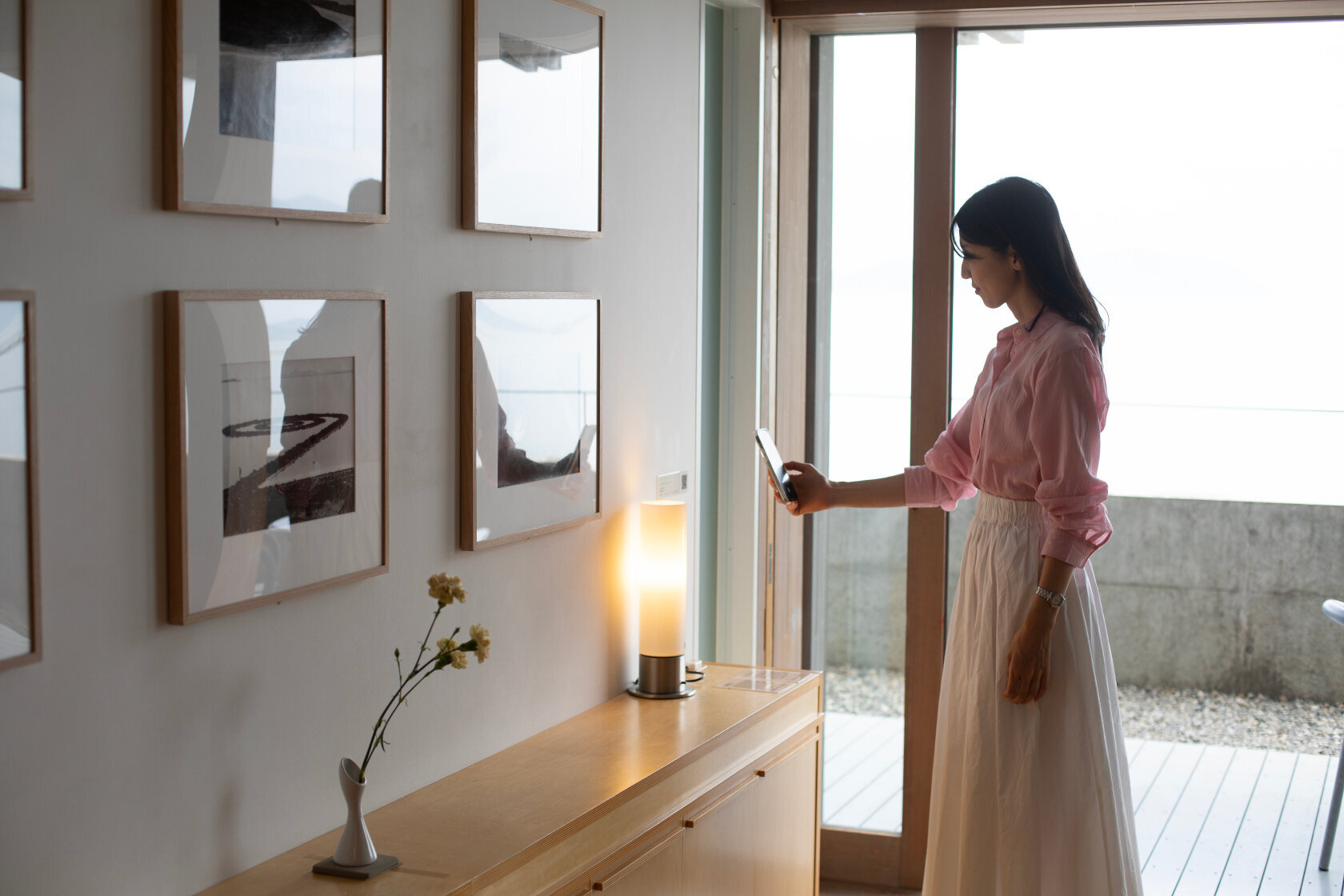 お部屋でアートと向き合う