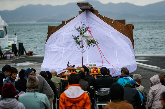 大竹伸朗作品制作プロセス(第3部 - 豊島での船型運搬)