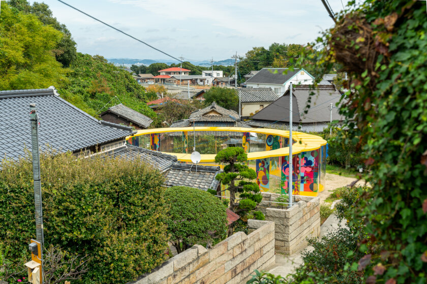 犬島「家プロジェクト」A邸 ベアトリス・ミリャーゼス「Yellow Flower Dream」2018（写真：井上嘉和）